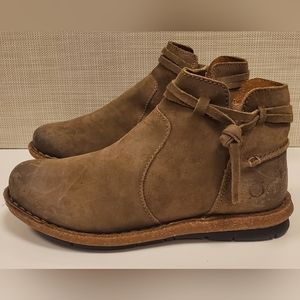 Born suede Tarkiln Distressed Taupe Leather Ankle Bootie 8/39 Nwob
